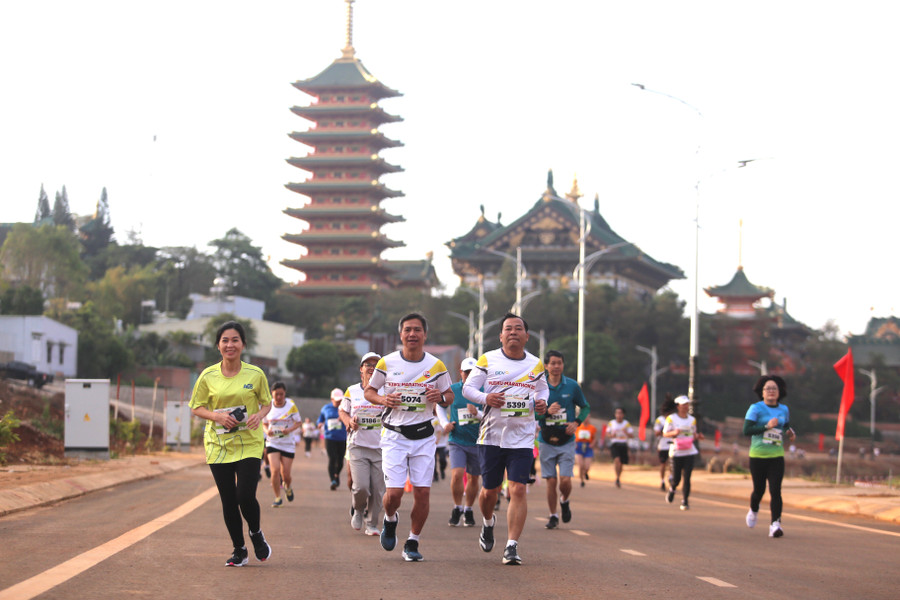 Giải chạy là cơ hội để quảng bá du lịch với nhiều cảnh quan biểu tượng của thành phố Pleiku. Ảnh: Văn Ngọc Giải chạy là cơ hội để quảng bá du lịch với nhiều cảnh quan biểu tượng của thành phố. Ảnh: Văn Ngọc
