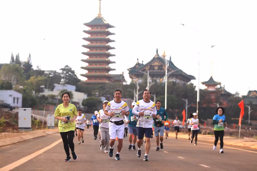 Giải chạy là cơ hội để quảng bá du lịch với nhiều cảnh quan biểu tượng của thành phố. Ảnh: Văn Ngọc