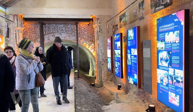 Khách tham quan xem thông tin về Hoàng thành Thăng Long. (Ảnh: Thu Hà/Vietnam+) Khách tham quan xem thông tin về Hoàng thành Thăng Long. (Ảnh: Thu Hà/Vietnam+)