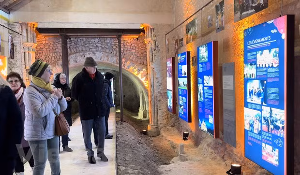 Khách tham quan xem thông tin về Hoàng thành Thăng Long. (Ảnh: Thu Hà/Vietnam+) Khách tham quan xem thông tin về Hoàng thành Thăng Long. (Ảnh: Thu Hà/Vietnam+)