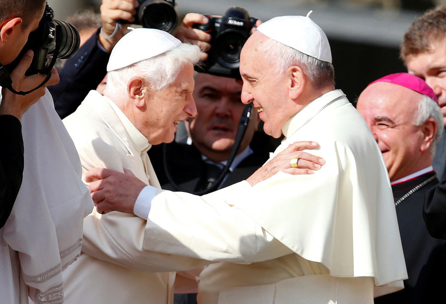 Cựu giáo hoàng Benedict XVI (trái) và Giáo hoàng Francis đương nhiệm. Ảnh: REUTERS Cựu giáo hoàng Benedict XVI (trái) và Giáo hoàng Francis đương nhiệm. Ảnh: REUTERS