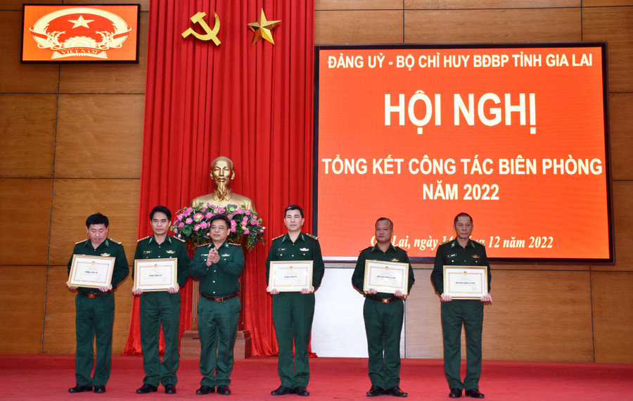 Khen thưởng các tập thể đạt thành tích xuất sắc. Ảnh: Vĩnh Hoàng