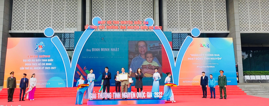 Ông Đinh Minh Nhật-người sáng lập Mái ấm Giuse ở thôn 1 (xã Ia Hlốp, huyện Chư Sê) nhận giải thưởng Tình nguyện Quốc gia năm 2022. Ảnh: Đức Lâu Ông Đinh Minh Nhật-người sáng lập Mái ấm Giusê được nhận giải thưởng Tình nguyện Quốc gia năm 2022. Ảnh: Đức Lâu