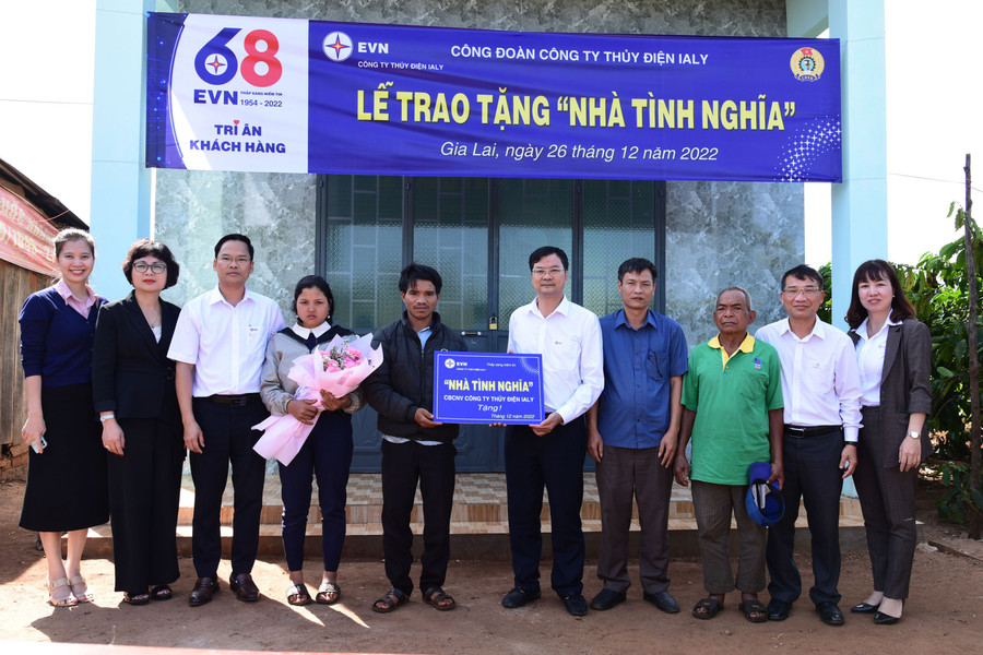 Đại diện lãnh đạo Công ty Thủy điện Ia Ly, Công đoàn điện lực Việt Nam trao tặng nhà và vật dụng sinh hoạt cho gia đình ông Gỡ. Ảnh: Đinh Yến