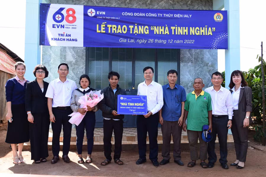 Đại diện lãnh đạo Công ty Thủy điện Ia Ly, Công đoàn điện lực Việt Nam trao tặng nhà và vật dụng sinh hoạt cho gia đình ông Gỡ. Ảnh: Đinh Yến