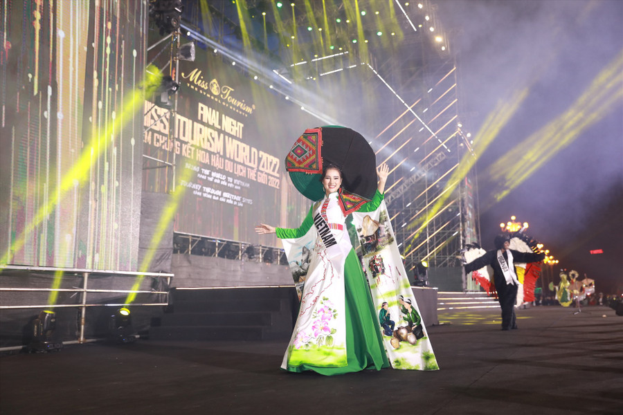 Phương Anh đại diện Việt Nam.