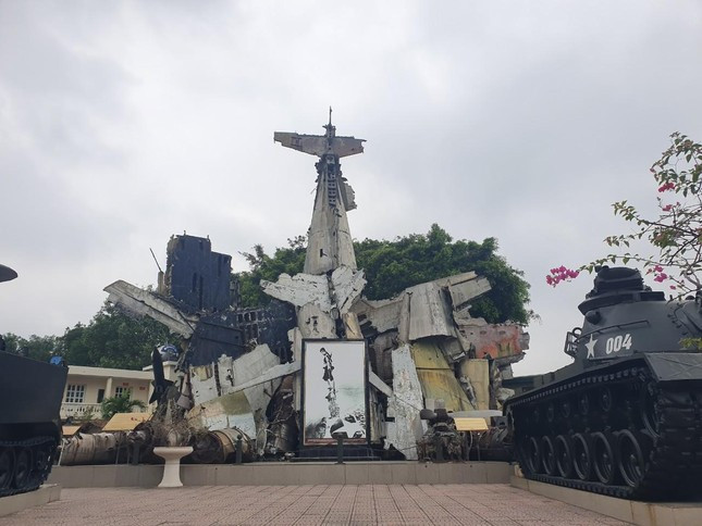 Xác máy bay B-52 tại Bảo tàng Lịch sử Quân sự Việt Nam