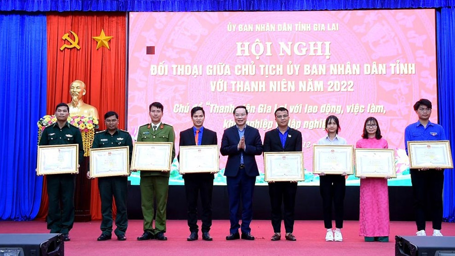 Phó Bí thư Tỉnh ủy, Chủ tịch UBND tỉnh Trương Hải Long tặng bằng khen cho các công dân trẻ tiêu biểu có nhiều đóng góp cho sự nghiệp xây dựng và phát triển của tỉnh năm 2021. Ảnh: Đức Thụy