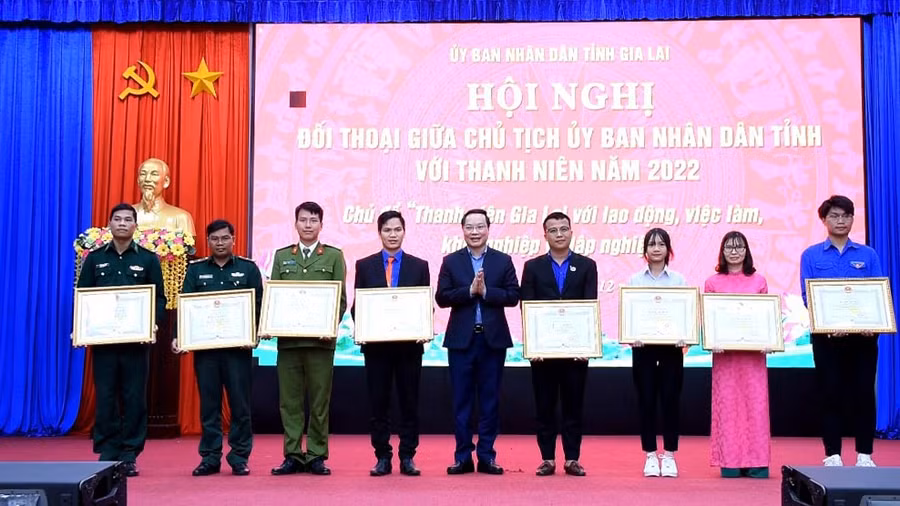 Phó Bí thư Tỉnh ủy, Chủ tịch UBND tỉnh Trương Hải Long tặng bằng khen cho các công dân trẻ tiêu biểu có nhiều đóng góp cho sự nghiệp xây dựng và phát triển của tỉnh năm 2021. Ảnh: Đức Thụy