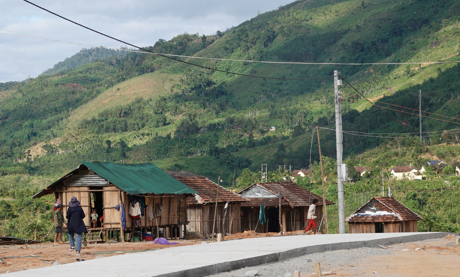 Những ngôi nhà mới ở khu tái định cư làng Măng Lăng, xã Sơn Long, H.Sơn Tây (Quảng Ngãi). Ảnh: Phạm Anh 