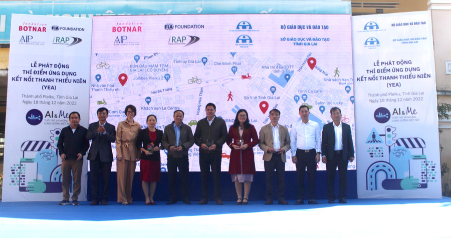 Ban tổ chức trao kỷ niệm chương cho 5 trường tham gia thí điểm thực hiện dự án. Ảnh: Phan Lài Ban tổ chức trao kỷ niệm chương cho 5 trường tham gia thí điểm thực hiện dự án. Ảnh: Phan Lài