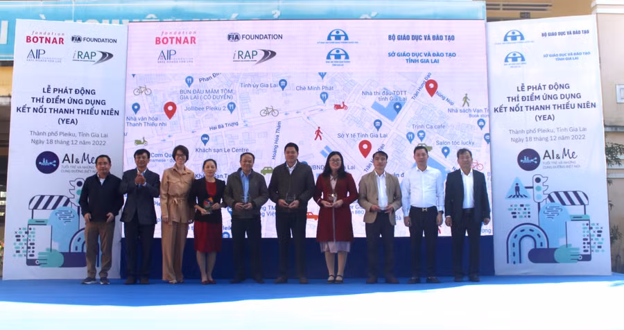 Ban tổ chức trao kỷ niệm chương cho 5 trường tham gia thí điểm thực hiện dự án. Ảnh: Phan Lài 