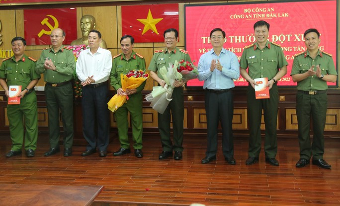 Lãnh đạo tỉnh Đắk Lắk khen thưởng đột xuất lực lượng Công an tỉnh.