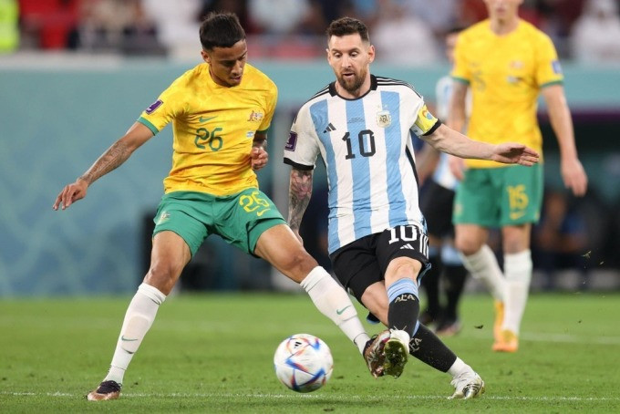 Messi nhảy múa với trái bóng dù bị đối thủ vây ráp. Ảnh: FIFA Messi nhảy múa với trái bóng dù bị đối thủ vây ráp. Ảnh: FIFA
