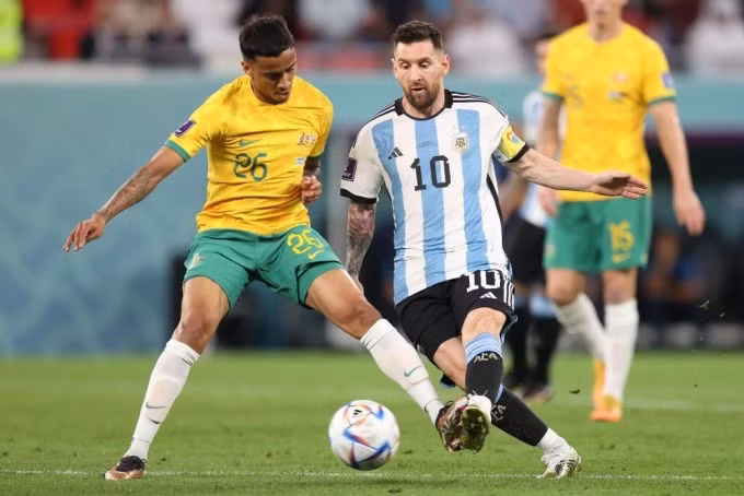 Messi nhảy múa với trái bóng dù bị đối thủ vây ráp. Ảnh: FIFA