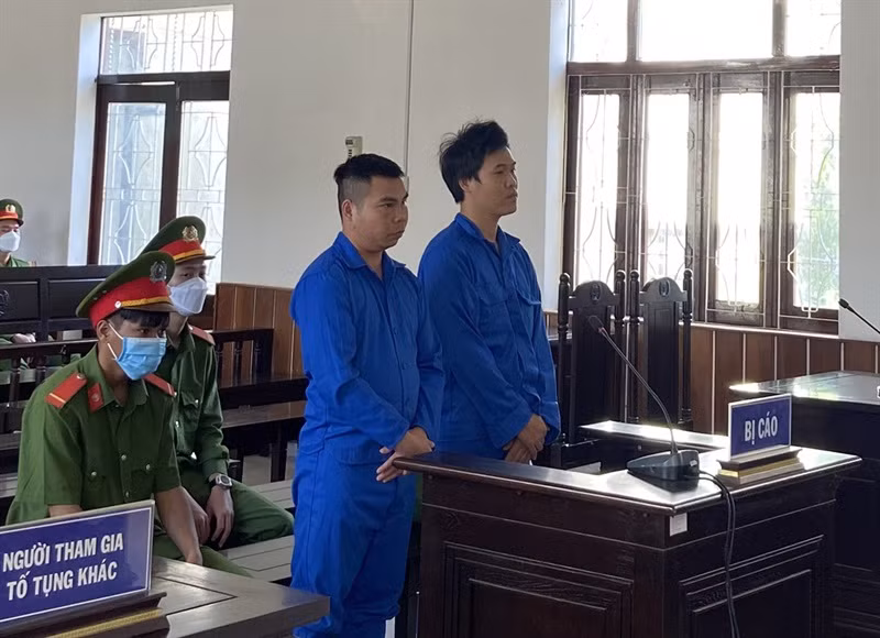  Hai bị cáo tại phiên tòa.
