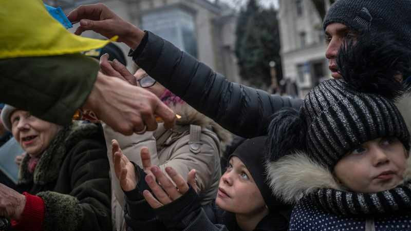 Xung đột Nga - Ukraina làm đảo lộn thế giới trong năm 2022. Trong ảnh: Nhận viện trợ ở Kherson ngày 18.11.2022. Ảnh: AFP