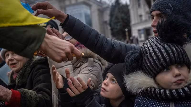 Xung đột Nga - Ukraina làm đảo lộn thế giới trong năm 2022. Trong ảnh: Nhận viện trợ ở Kherson ngày 18.11.2022. Ảnh: AFP Xung đột Nga - Ukraina làm đảo lộn thế giới trong năm 2022. Trong ảnh: Nhận viện trợ ở Kherson ngày 18.11.2022. Ảnh: AFP