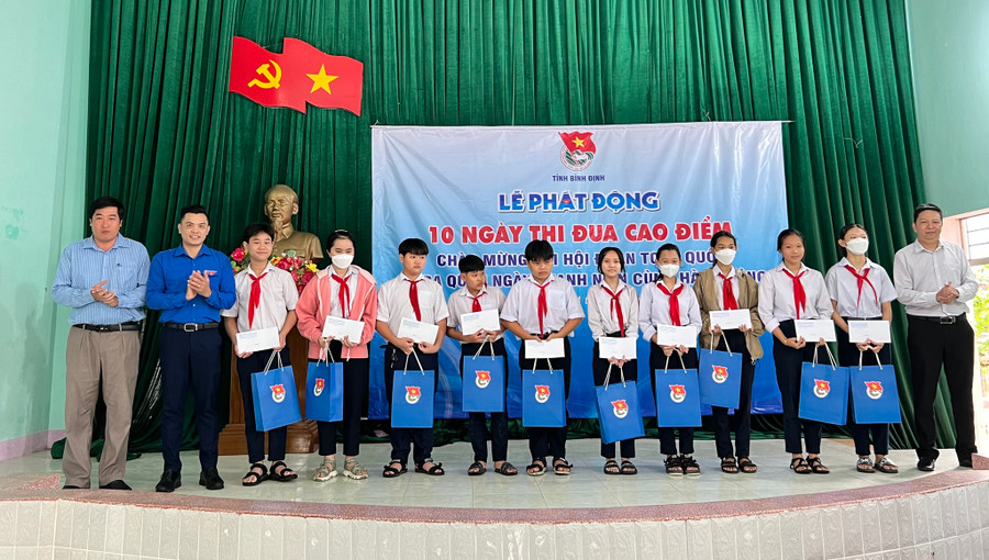 Đại diện Tỉnh đoàn và các ban, ngành trao tặng quà cho học sinh nghèo tại xã Nhơn Hải (TP.Quy Nhơn). Ảnh: CTV