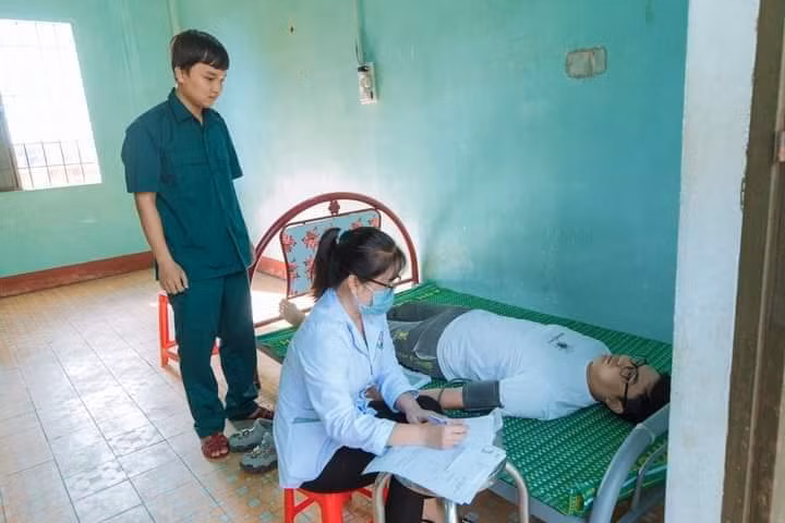 Tổ chức khám, tuyển chọn công dân lên đường nhập ngũ tại thị xã An Khê. Ảnh: Vĩnh Hoàng