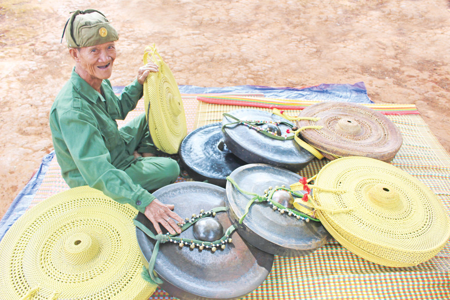 “Áo” chiêng của người Jrai với những nút thắt, kết và quấn tinh xảo. Ảnh: Phương Loan