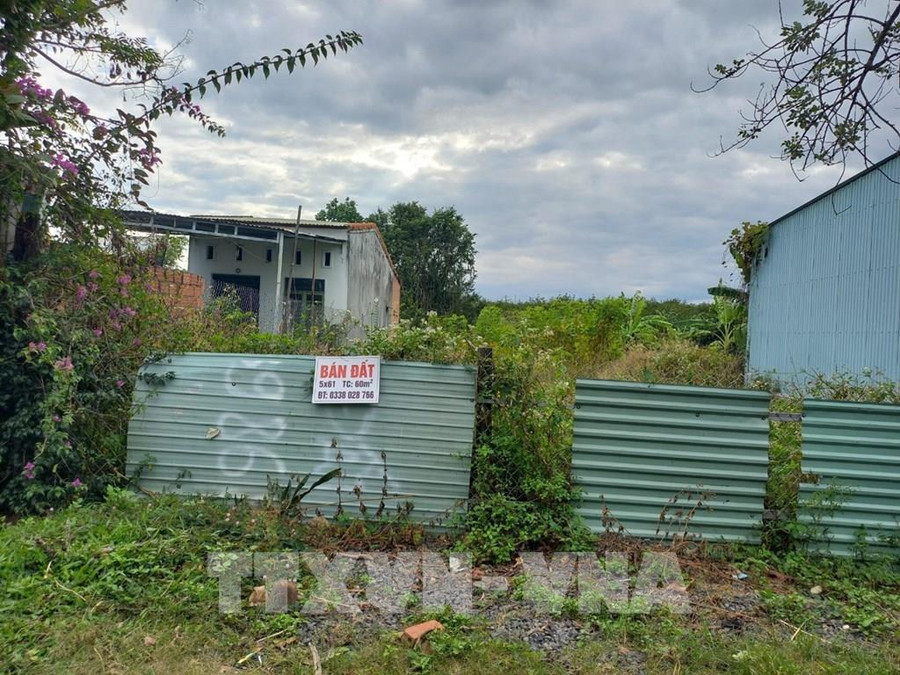 Nhiều lô đất tại thành phố Kon Tum treo biển bán đã lâu nhưng không có người hỏi mua. Ảnh: Dư Toán – TTXVN