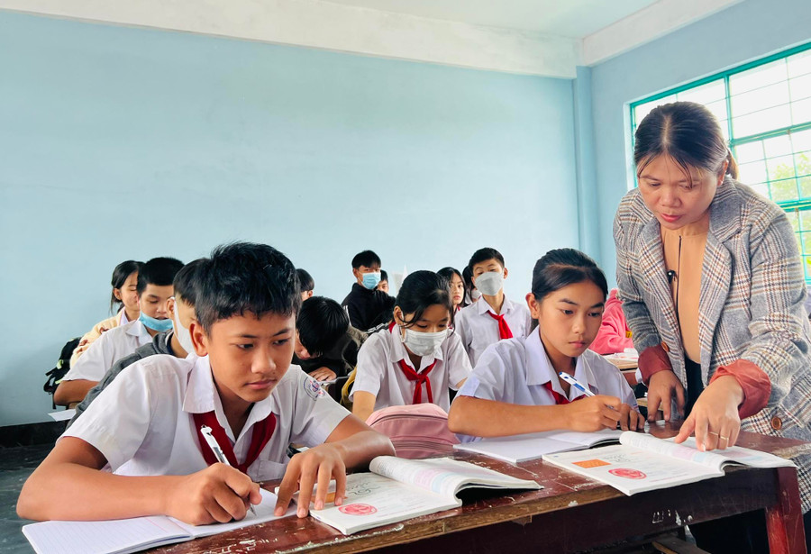 Cô và trò Trường THCS Lê Quý Đôn (xã Ia Peng, huyện Phú Thiện) vui mừng khi có phòng học mới. Ảnh: Minh Nhật