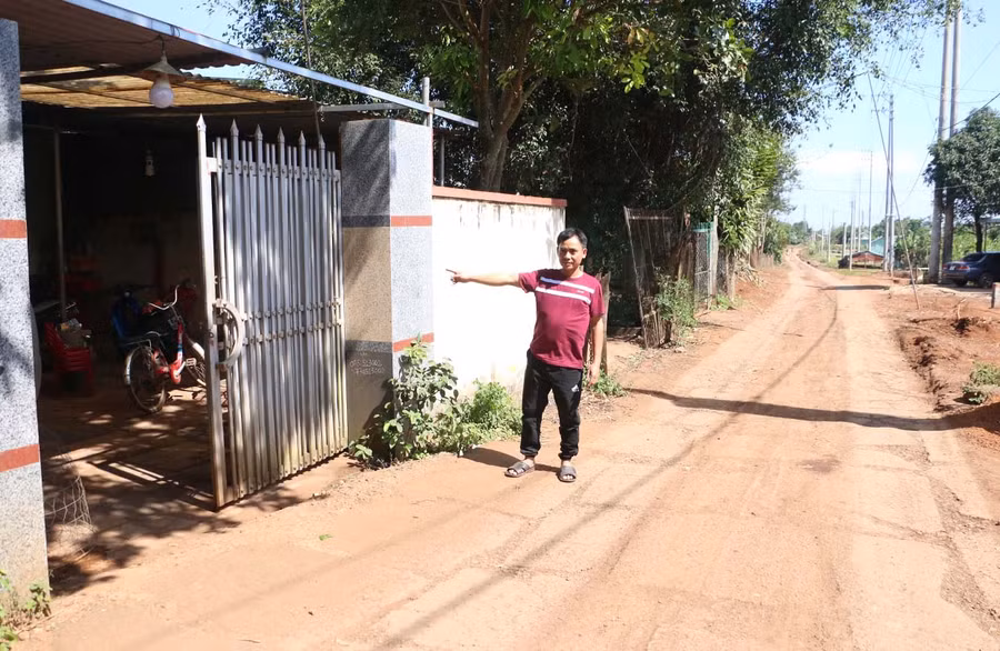  Nhiều vị trí trên tuyến đường liên huyện đi ngang qua nhà của người dân nên công tác vận động giải phóng mặt bằng gặp nhiều khó khăn. Ảnh: Quang Tấn