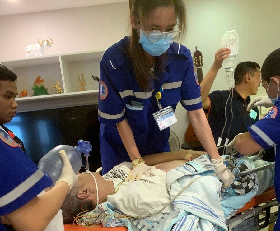 Ê kíp cấp cứu một người ngưng tim tại nhà. Ảnh: NVCC