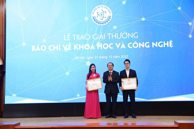 Các tác giải đoạt giải Nhất nhận bằng khen từ Bộ trưởng Huỳnh Thành Đạt. Ảnh: Bộ Khoa học và Công nghệ)