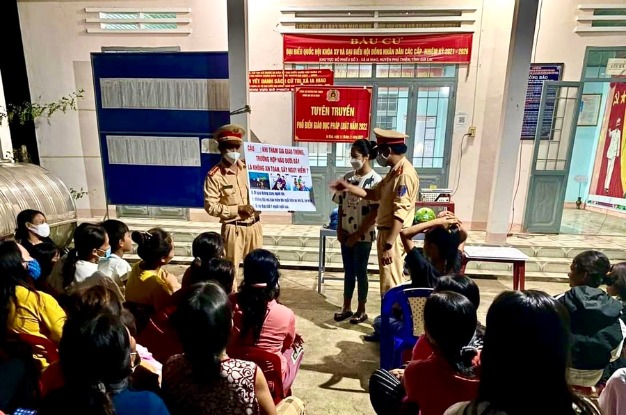 Đội Cảnh sát giao thông-Trật tự Công an huyện Phú Thiện tổ chức tuyên truyền Luật Giao thông đường bộ cho người dân tại các thôn, làng. Ảnh: Minh Phương