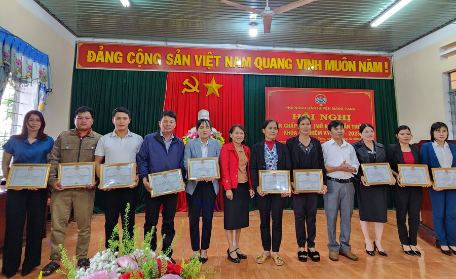 UBND huyện Mang Yang tặng giấy khen cho các cá nhân đã có nhiều thành tích đóng góp cho sự phát triển nông nghiệp, nông dân, nông thôn năm 2022. Ảnh: Hà Phương