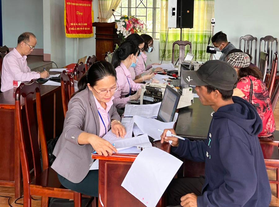 Cán bộ, nhân viên Phòng Giao dịch Ngân hàng CSXH huyện Chư Sê làm thủ tục giải ngân cho người dân tại phiên giao dịch ở xã Hbông. Ảnh: Sơn Ca Cán bộ, nhân viên Phòng Giao dịch Ngân hàng CSXH huyện Chư Sê làm thủ tục giải ngân cho người dân tại phiên giao dịch ở xã Hbông. Ảnh: Sơn Ca