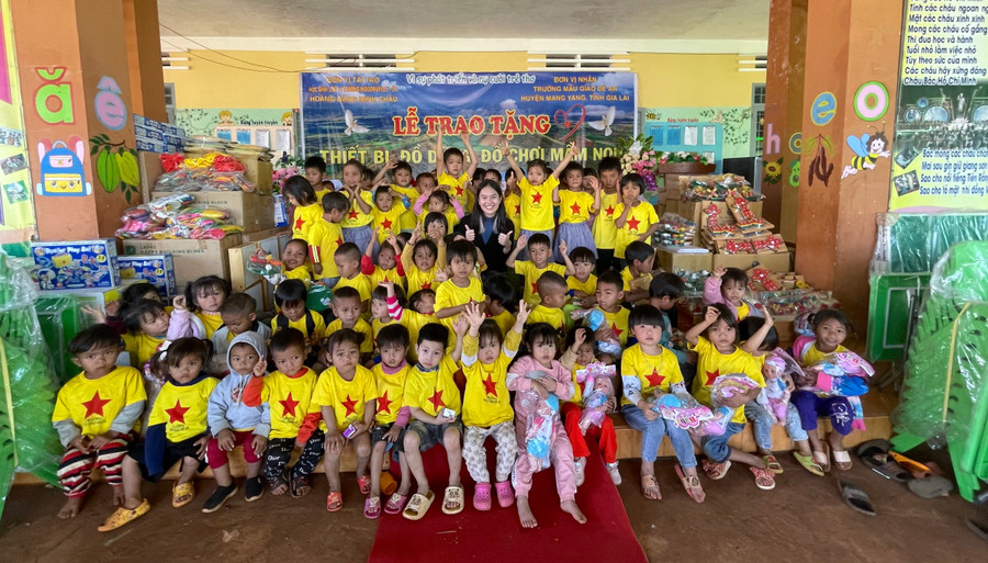 Em Hoàng Đặng Minh Châu chụp ảnh chung cùng các bé Trường Mẫu giáo Đê Ar. Ảnh: Phương Huệ Em Hoàng Đặng Minh Châu chụp ảnh chung cùng các bé Trường Mẫu giáo Đê Ar. Ảnh: Phương Huệ