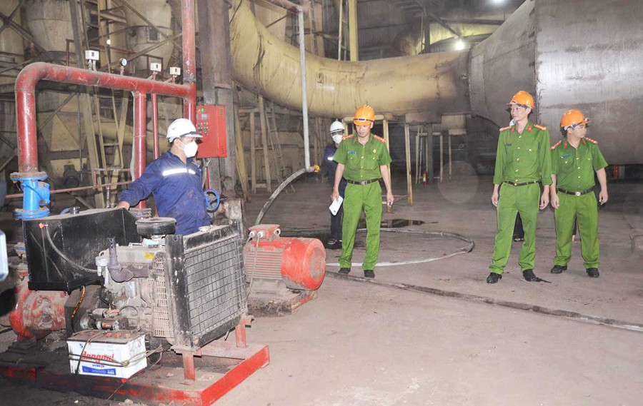 Cán bộ Phòng Cảnh sát PCCC và CNCH kiểm tra công tác PCCC tại Công ty TNHH một thành viên Tâm Phúc (xã Ia Băng, huyện Chư Prông). Ảnh: Hữu Trường  Cán bộ Phòng Cảnh sát PCCC và CNCH kiểm tra công tác PCCC tại Công ty TNHH một thành viên Tâm Phúc (xã Ia Băng, huyện Chư Prông). Ảnh: Hữu Trường