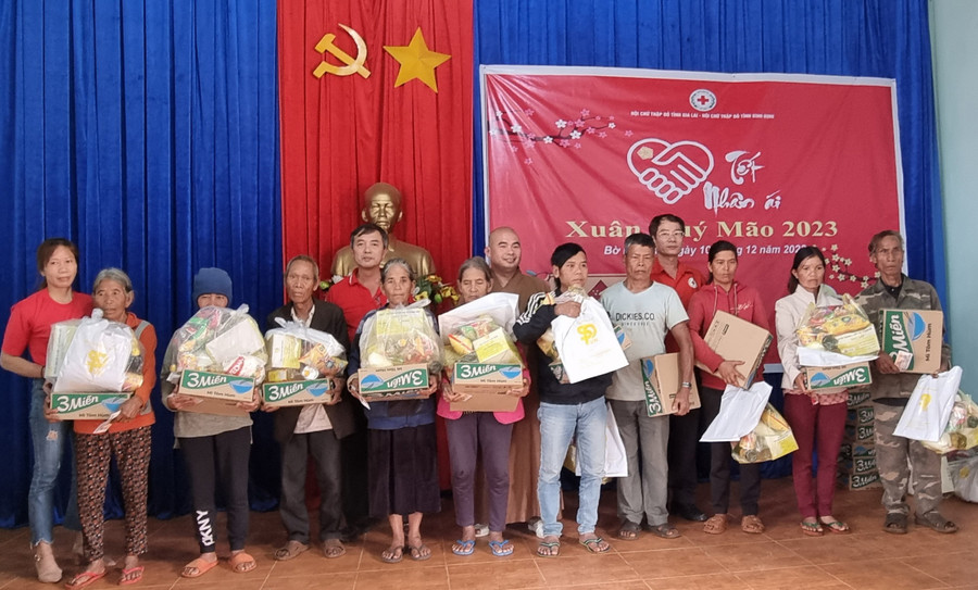 Đoàn trao quà cho các gia đình có hoàn cảnh khó khăn tại xã Bờ Ngoong, huyện Chư Sê. Ảnh: Hà Phương