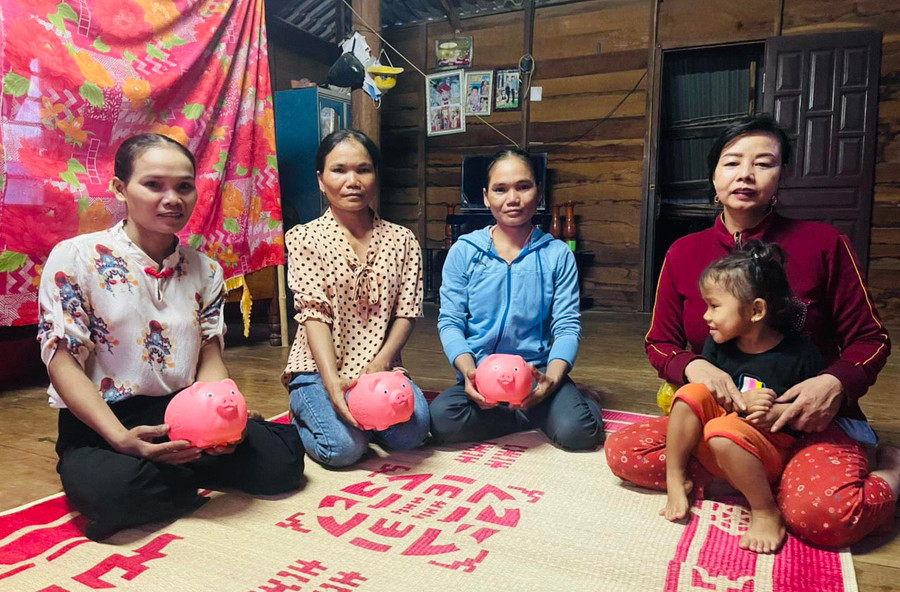 3 chị em gái Rcom H’Sưng, Rcom H’Loang, Rcom H’Ưng (từ trái sang) tham gia mô hình “Nuôi heo đất tiết kiệm”. Ảnh: Vũ Chi