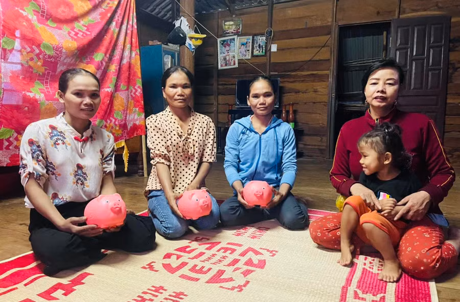 3 chị em gái Rcom H’Sưng, Rcom H’Loang, Rcom H’Ưng (từ trái sang) tham gia mô hình “Nuôi heo đất tiết kiệm”. Ảnh: Vũ Chi
