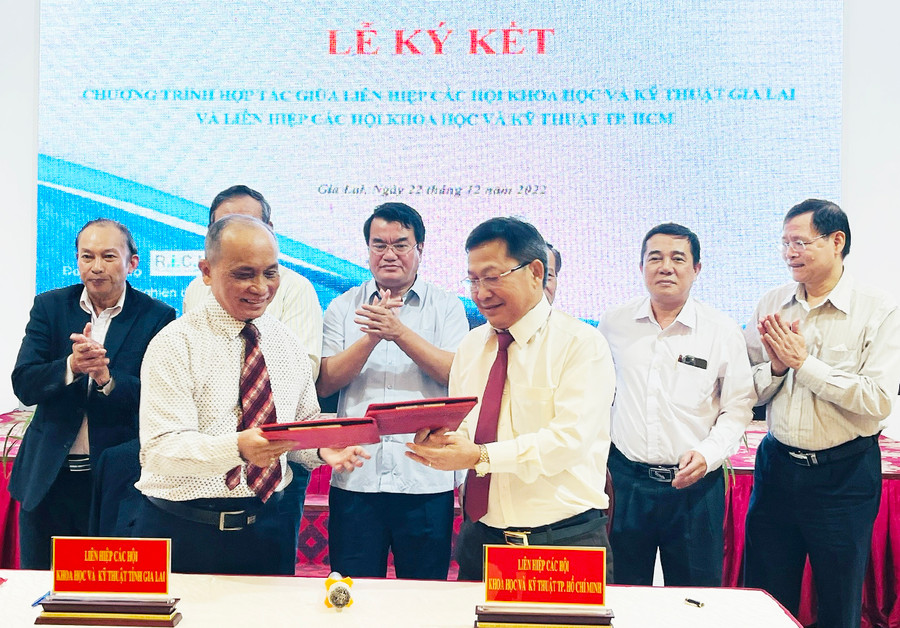 Ký kết hợp tác giữa Liên hiệp các Hội Khoa học và Kỹ thuật Gia Lai với Liên hiệp các Hội Khoa học kỹ thuật TP. Hồ Chí Minh. Ảnh: Trần Dung Ký kết hợp tác giữa Liên hiệp Hội Gia Lai và Liên hiệp Hội TP. Hồ Chí Minh. Ảnh: Trần Dung