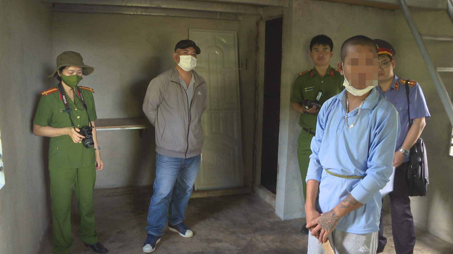 Lực lượng chức năng dẫn giải Y.W.K đến hiện trường để thực nghiệm điều tra. Ảnh: CÔNG AN CUNG CẤP