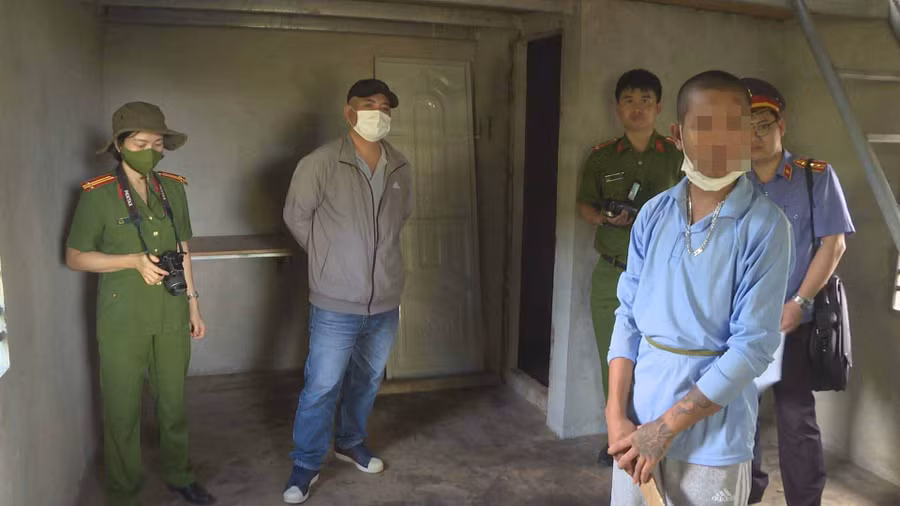 Lực lượng chức năng dẫn giải Y.W.K đến hiện trường để thực nghiệm điều tra. Ảnh: CÔNG AN CUNG CẤP