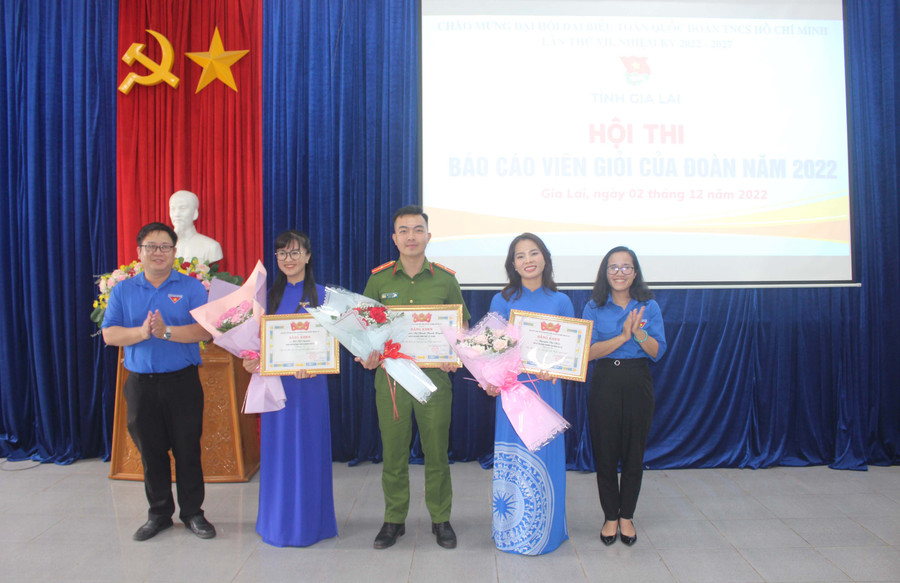 Ban tổ chức trao giải ba cho các thí sinh. Ảnh: Phan Lài