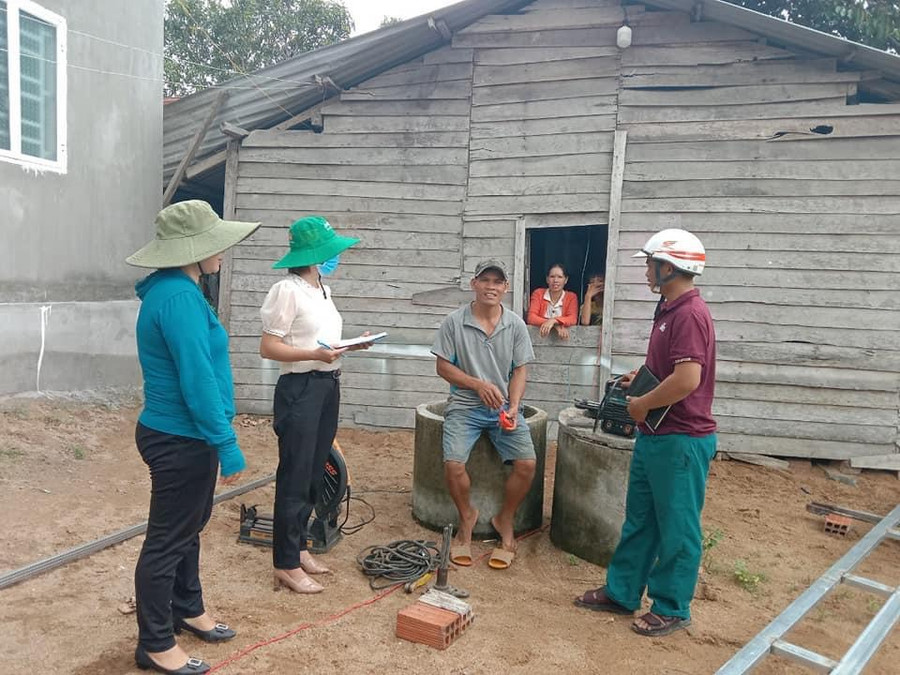 Cán bộ, đảng viên xã Ia Peng trực tiếp xuống thôn, làng vận động người dân tham gia bảo hiểm y tế. Ảnh: Vũ Chi