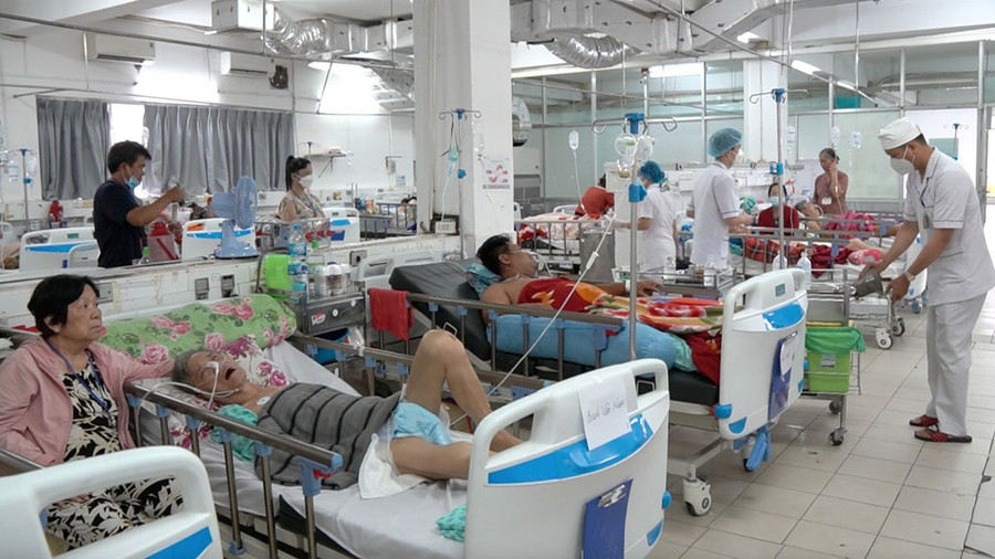 Đơn vị Hồi sức tích cực thần kinh Bệnh viện Nhân dân 115 luôn bị quá tải giường bệnh. Ảnh: Lê Vân Đơn vị Hồi sức tích cực thần kinh Bệnh viện Nhân dân 115 luôn bị quá tải giường bệnh. Ảnh: Lê Vân