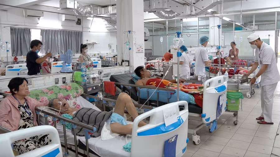 Đơn vị Hồi sức tích cực thần kinh Bệnh viện Nhân dân 115 luôn bị quá tải giường bệnh. Ảnh: Lê Vân