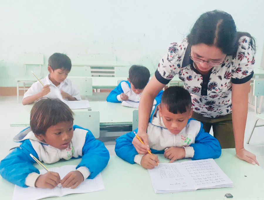 Cô Ksor H’Rin (giáo viên lớp 1.2, Trường Tiểu học và THCS Đinh Núp) dạy học trò bằng tất cả tình yêu thương của mình. Ảnh: Vũ Chi Cô Ksor H’Rin (giáo viên lớp 1.2, Trường Tiểu học và THCS Đinh Núp) dạy học trò bằng tất cả tình yêu thương của mình. Ảnh: Vũ Chi