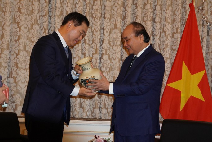 Chủ tịch nước tặng chiếc bình mang lại điều may mắn cho ông Han Jong-hee Chủ tịch nước tặng chiếc bình mang lại điều may mắn cho ông Han Jong-hee