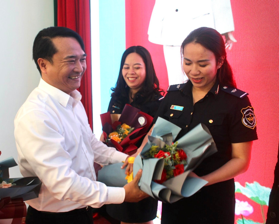 Anh Đỗ Duy Nam-Phó Bí thư Tỉnh Đoàn tặng hoa chúc mừng các gương Tuổi trẻ sáng tạo tiêu biểu. Ảnh: Phan Lài