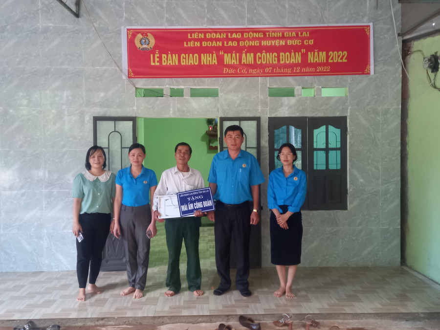 LĐLĐ tỉnh Gia Lai ủy quyền cho LĐLĐ huyện Đức Cơ trao nhà Mái ấm Công đoàn cho đoàn viên Trương Hữu Anh khó khăn về nhà ở. Ảnh. Thanh Tịnh