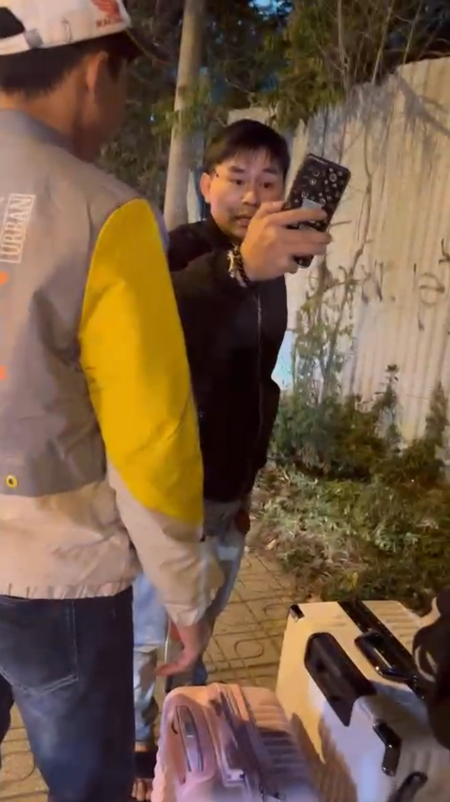 Tài xế "hùng hổ ra oai" đôi co với nữ du khách. Ảnh chụp lại từ clip Tài xế